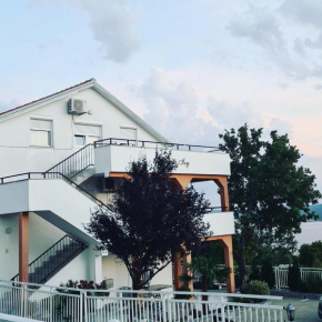 Отель Apartments Lujić  Цриквеница